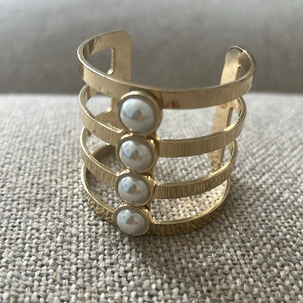 Gold cuff with pho white pearls